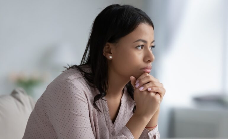 Une étude met en lumière les réseaux cérébraux impliqués dans les ruminations mentales chez les jeunes adultes.