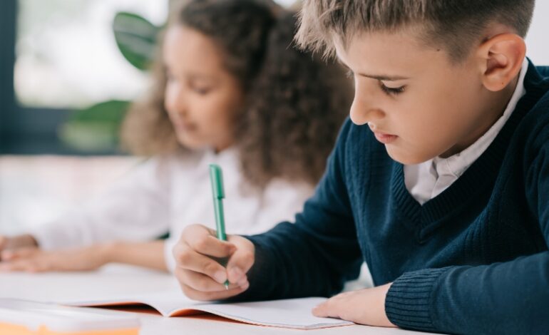 Une étude inédite révèle que filles et garçons ont les mêmes compétences en maths à l’entrée en CP. Cependant, un écart significatif se creuse dès les premiers mois de scolarité