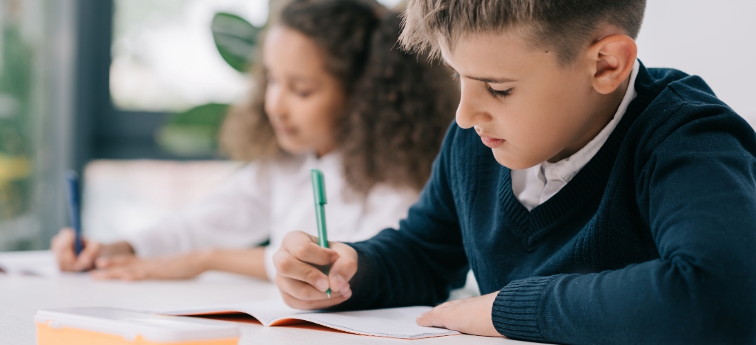 Une étude inédite révèle que filles et garçons ont les mêmes compétences en maths à l’entrée en CP. Cependant, un écart significatif se creuse dès les premiers mois de scolarité