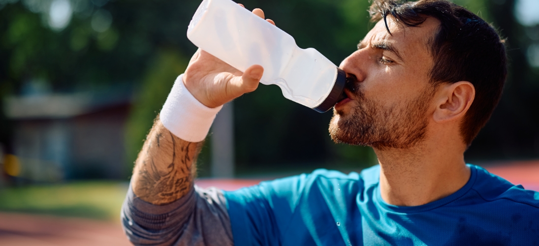 Quand il fait chaud, la pratique d’une activité sportive peut entraîner un coup de chaleur, potentiellement mortel. Heureusement, il existe des gestes simples pour l’éviter et faire du sport l'été en toute sécurité.