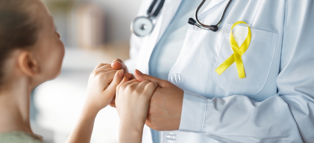 Depuis 2016, la campagne Septembre en or mobilise les associations, les chercheurs, les familles et les citoyens afin de soutenir la recherche contre les cancers de l’enfant et faire briller l’espoir de guérison.