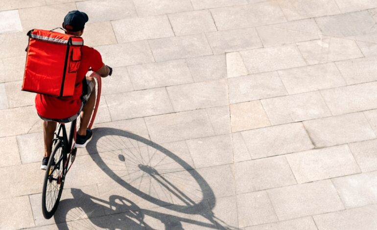 L’activité des livreurs de repas des plateformes numériques abîme les corps et les esprits, selon une nouvelle enquête.