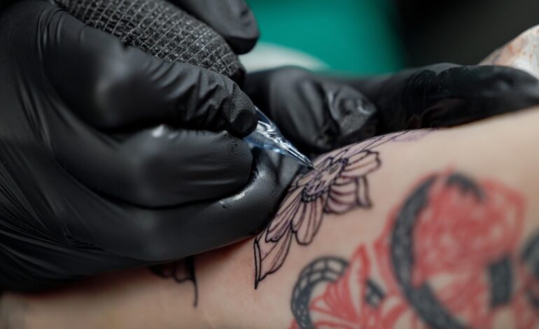 En France, les trois quarts des encres de tatouage contrôlées entre 2023 et 2025 ne respectent pas la réglementation. Risque d’allergies, présence de métaux lourds, défaut d’étiquetage… Autant de non-conformités qui peuvent peser sur la santé des consommateurs.