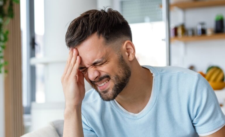 La migraine ne se résume pas à une douleur passagère. C’est une maladie neurologique invalidante qui perturbe la vie quotidienne.