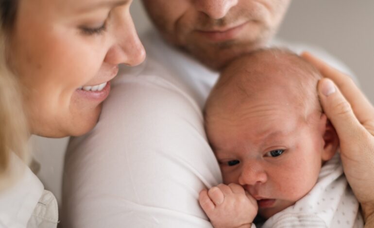 Depuis le 1er juillet 2026, un nouveau congé supplémentaire de naissance permet aux jeunes parents de prolonger leur temps auprès de leur enfant. Durée, conditions, indemnisation et démarches : voici ce qu'il faut retenir.