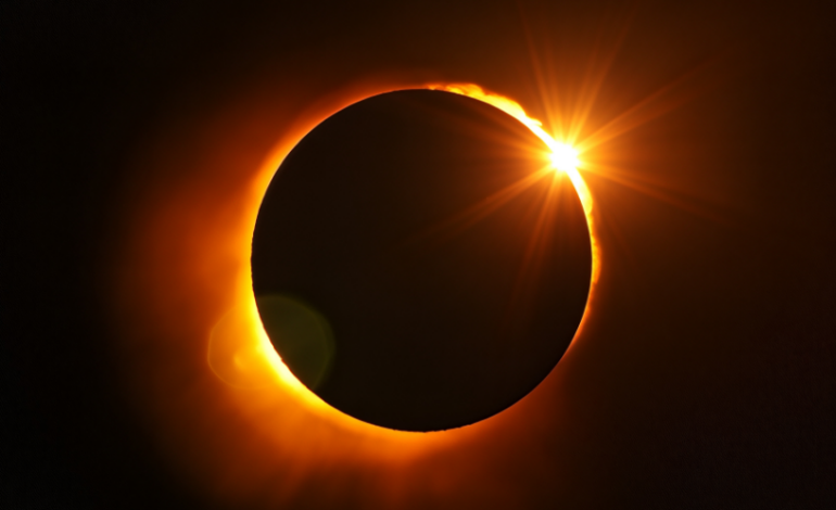 Demain, mercredi 12 août, une éclipse solaire sera visible dans l’Hexagone. Pour en profiter, il faudra porter des lunettes adaptées.