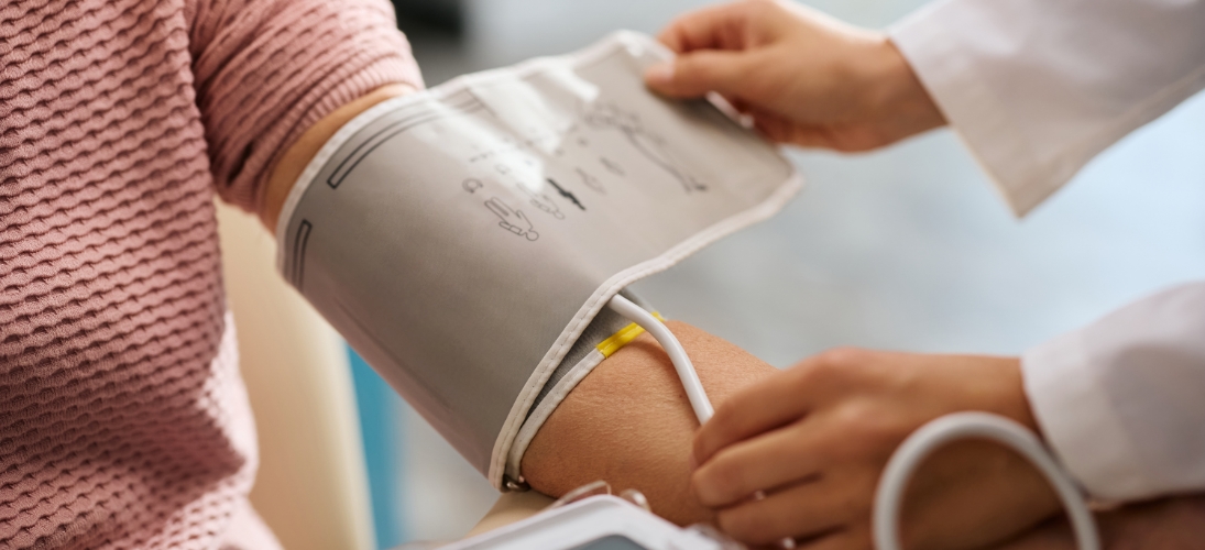 À travers sa nouvelle campagne « Votre tension mérite toute votre attention » l’Assurance maladie invite chacun à mesurer régulièrement sa pression artérielle. Un geste simple qui permet de mieux prévenir les maladies cardiovasculaires.